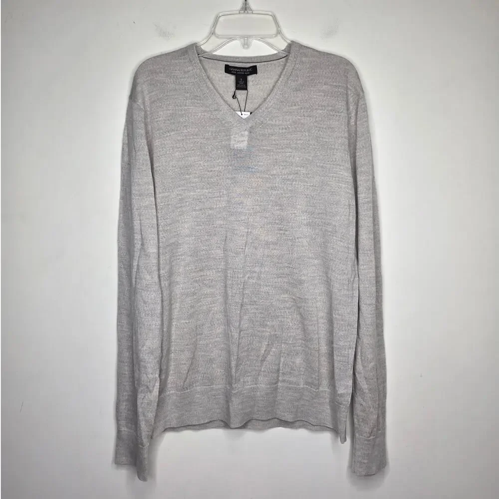 NWT Banana Republic light merino wool grey long sleeve v-neck sweater - small